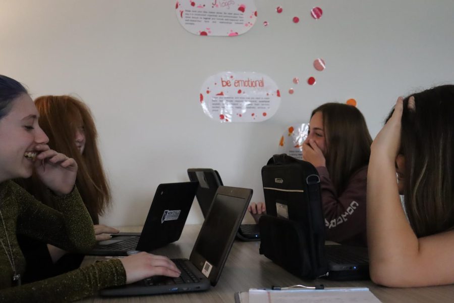 Students, Anya Meyer (25), Madison Toth (25), Olivia Stenberg (25), Alyssa Dickherber (25) collaborate together in person, after two years of adaptive learning.