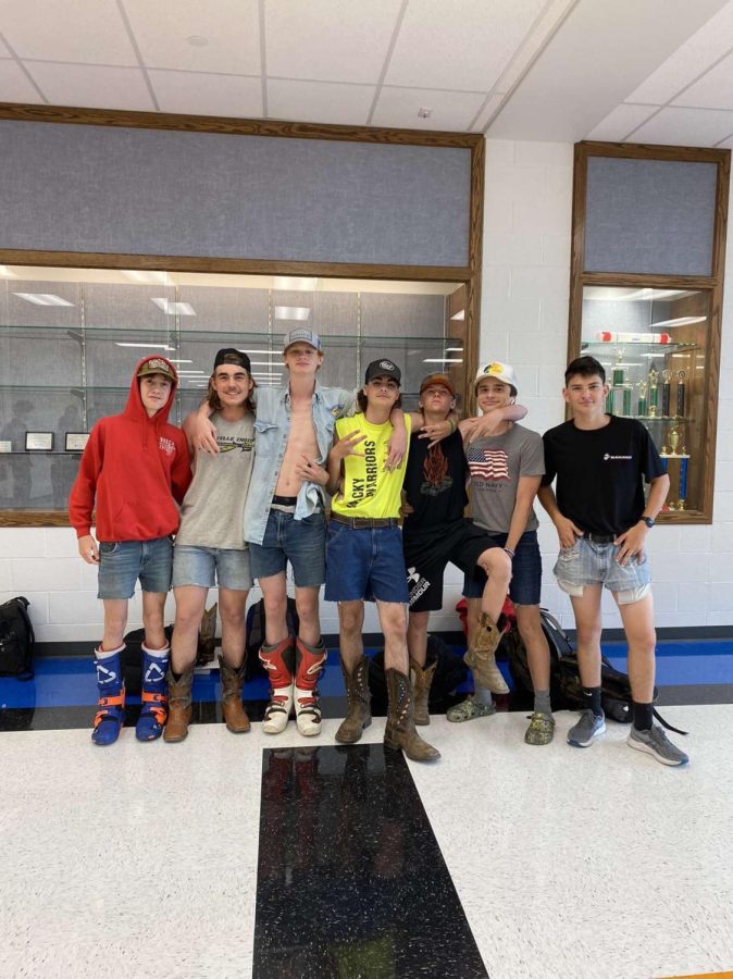 Students showing their style by wearing the newly popular jorts.