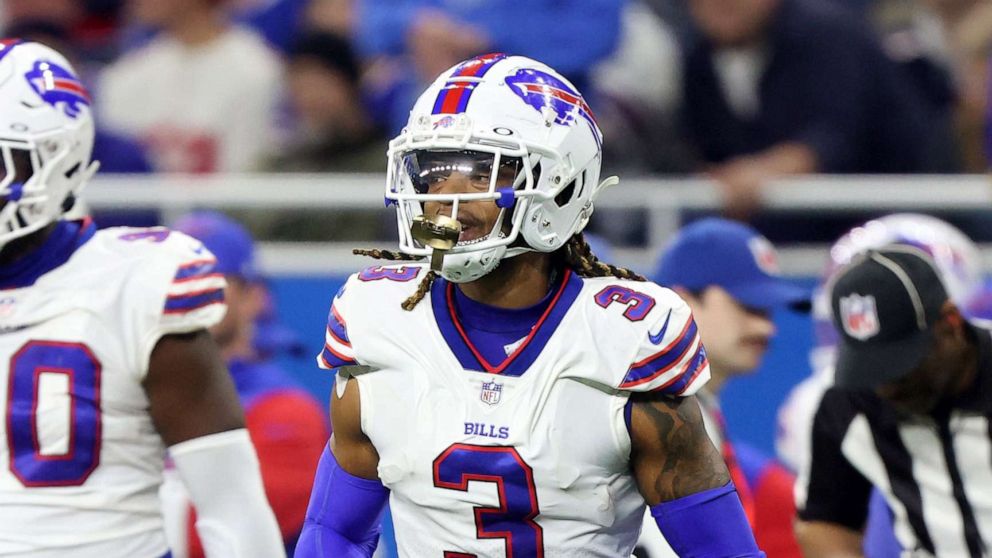 Buffalo Bills' Safety Damar Hamlin Collapses on Field, Team Turns to God in  Prayer 