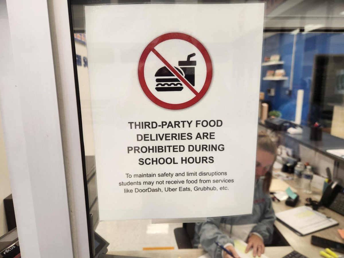 This sign was put on the window of the front office that shows the prohibition of third party food delivery. 